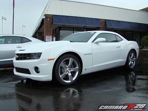 **SUMMIT WHITE** 2010 Camaros Spotted in US...on Detroit Dealer Lot!  PICS INSIDE!-2010camarowhite_0..jpg
