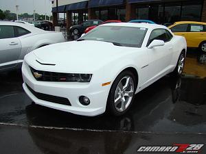 **SUMMIT WHITE** 2010 Camaros Spotted in US...on Detroit Dealer Lot!  PICS INSIDE!-2010camarowhite_1.jpg