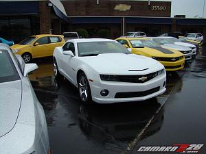 **SUMMIT WHITE** 2010 Camaros Spotted in US...on Detroit Dealer Lot!  PICS INSIDE!-2010camarowhite_3.jpg