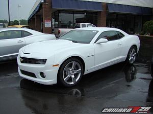 **SUMMIT WHITE** 2010 Camaros Spotted in US...on Detroit Dealer Lot!  PICS INSIDE!-2010camarowhite_4.jpg