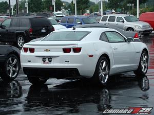 **SUMMIT WHITE** 2010 Camaros Spotted in US...on Detroit Dealer Lot!  PICS INSIDE!-2010camarowhite_8.jpg
