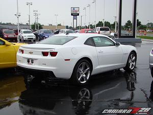 **SUMMIT WHITE** 2010 Camaros Spotted in US...on Detroit Dealer Lot!  PICS INSIDE!-2010camarowhite_9.jpg