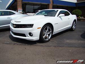 **SUMMIT WHITE** 2010 Camaros Spotted in US...on Detroit Dealer Lot!  PICS INSIDE!-2010camarowhite_2_1.jpg