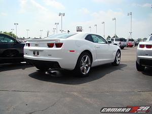**SUMMIT WHITE** 2010 Camaros Spotted in US...on Detroit Dealer Lot!  PICS INSIDE!-2010camarowhite_2_5.jpg