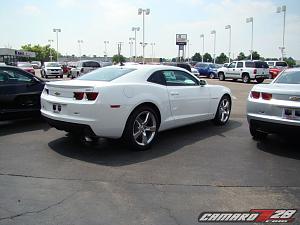 **SUMMIT WHITE** 2010 Camaros Spotted in US...on Detroit Dealer Lot!  PICS INSIDE!-2010camarowhite_2_6.jpg