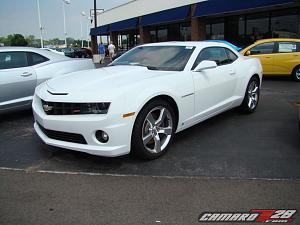**SUMMIT WHITE** 2010 Camaros Spotted in US...on Detroit Dealer Lot!  PICS INSIDE!-2010camarowhite_2_7.jpg
