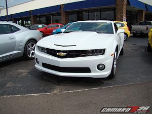 **SUMMIT WHITE** 2010 Camaros Spotted in US...on Detroit Dealer Lot!  PICS INSIDE!-2010camarowhite_2_8.jpg