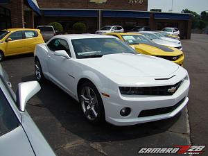 **SUMMIT WHITE** 2010 Camaros Spotted in US...on Detroit Dealer Lot!  PICS INSIDE!-2010camarowhite_2_9.jpg