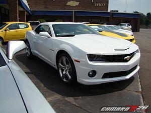 **SUMMIT WHITE** 2010 Camaros Spotted in US...on Detroit Dealer Lot!  PICS INSIDE!-2010camarowhite_2_10.jpg