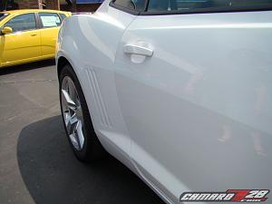 **SUMMIT WHITE** 2010 Camaros Spotted in US...on Detroit Dealer Lot!  PICS INSIDE!-2010camarowhite_2_12.jpg