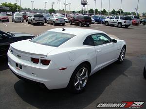 **SUMMIT WHITE** 2010 Camaros Spotted in US...on Detroit Dealer Lot!  PICS INSIDE!-2010camarowhite_2_13.jpg
