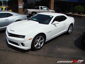 **SUMMIT WHITE** 2010 Camaros Spotted in US...on Detroit Dealer Lot!  PICS INSIDE!-2010camarowhite_2_15.jpg
