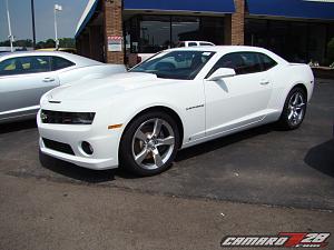 **SUMMIT WHITE** 2010 Camaros Spotted in US...on Detroit Dealer Lot!  PICS INSIDE!-2010camarowhite_2_16.jpg