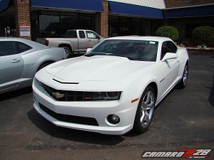 **SUMMIT WHITE** 2010 Camaros Spotted in US...on Detroit Dealer Lot!  PICS INSIDE!-2010camarowhite_2_17.jpg