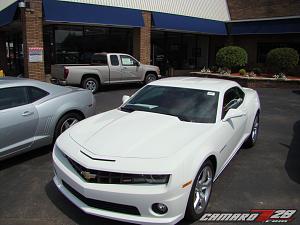 **SUMMIT WHITE** 2010 Camaros Spotted in US...on Detroit Dealer Lot!  PICS INSIDE!-2010camarowhite_2_18.jpg