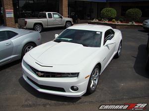 **SUMMIT WHITE** 2010 Camaros Spotted in US...on Detroit Dealer Lot!  PICS INSIDE!-2010camarowhite_2_20.jpg